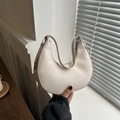 Minimalistische beige Mond-Hobo-Tasche aus glattem Kunstleder mit Silberbeschlägen - Weiß
