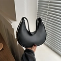 Minimalistische schwarze Halbmond-Tasche aus mattem Leder mit silbernen Metallteilen - Schwarz