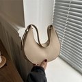 Minimalistische aprikosenfarbene Mondsichel-Schultertasche aus mattem Leder mit Silberschnalle - Khaki