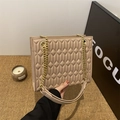 Bolso de mano acolchado beige con diseño de diamantes y correas de cadena dorada - Caqui