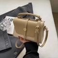 Bolso cuadrado de moda en beige y crema con detalles dorados y asa de mano superior - Caqui