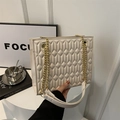 Bolso bandolera acolchado blanco crema con cadena dorada y elegante diseño de rombos - Blanco