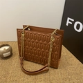 Bolso bandolera acolchado marrón con cadena dorada y elegante diseño rectangular - Marrón