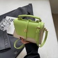 Bolso bandolera en verde fluorescente y beige con elegantes detalles dorados - Verde