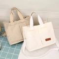 Borsa tote minimalista in velluto a coste beige con due tasche frontali e tracolla regolabile - Taglia unica / Bianco