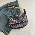Sac hobo bohème tricoté avec motif à chevrons colorés et bandoulière réglable - Avec Pendentif / Bleu foncé