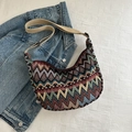 Boho-Stricktasche mit buntem Chevron-Muster und robustem beigem Schultergurt - Braun