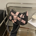 Bolso de hombro denim y cuero rosa estilo Y2K con parche de estrella y cadena - Negro