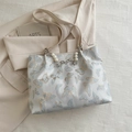 Bolso de hombro jacquard azul claro con bordado de mariposas y cadena de perlas - Mariposa / Azul