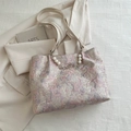 Bolso tote de jacquard rosa y plateado con cadena de perlas y correas de cuero beige - Floral / Rosa