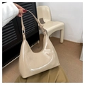 Detailweergave van de beige glanzende laks lederen hobo tas met textuur en handriem - Khaki