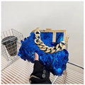 Donkerblauwe crossbodytas met pailletten, gouden ketting en geometrische sluiting - Blauw