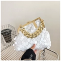 Witte pailletten handtas met gouden kettinghandvat en vintage metalen sluiting - Wit