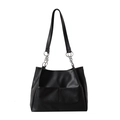 Große schwarze Kunstleder-Tote-Bag mit silbernen Kettenriemen und zwei Fronttaschen - Schwarz