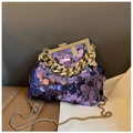 Paarse pailletten clutch met gouden ketting en metalen framesluiting in de kleur paars - Paars