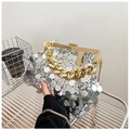 Zilveren clutch met pailletten, dikke gouden kettinghandgreep en smalle schouderriem - Zilver