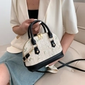 Sac coquille en paille tressée crème avec broderie florale et détails en cuir - Noir