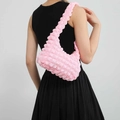 Bolso de hombro rosa con textura de burbujas y un patrón 3D plisado único - Rosa Claro
