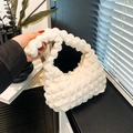Bolso de mano blanco minimalista con textura de palomitas y cremallera dorada para mujer - Blanco Roto