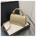 Borsa a tracolla in paglia con ricamo floreale rosa e un elegante manico annodato - Cachi