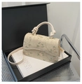 Borsa a tracolla chic in paglia crema con ricami di foglie verdi e fiori rosa eleganti - Bianco