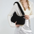 Bolso de hombro negro chic con textura de burbujas y tela plisada en modelo - Negro
