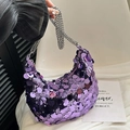 Borsa hobo con paillettes viola e catena d'argento mostrata in una vista a mano - Viola