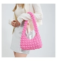 Bolso de hombro rosa con textura de burbujas, pliegues elegantes y cierre metálico - Rosa oscuro