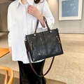 Grande borsa tote patchwork nera con manici in pelle marrone e tracolla regolabile - Nero