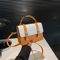 Sac bandoulière tendance orange et blanc cassé avec boucle dorée et poignée - Orange