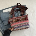 Ethnische Boho Strohtasche mit bunten geometrischen Mustern und Fransen-Quasten-Dekor - Rot