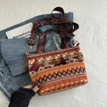 Ethno-Stroh-Beuteltasche mit bunten Quasten und besticktem Schultergurt für Damen - Orangerot