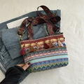 Ethno-Stroh-Beuteltasche mit bunten Fransen und gewebtem Schultergurt im Boho-Stil - Blau