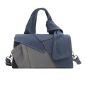 Blauw en grijze canvas draagtas met handvat en een decoratief knoopdetail erop - Blauw