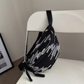 Borsa a tracolla nera stile giapponese con motivi ondulati colorati e dettagli zip tessuti - Nero