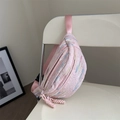 Borsa a tracolla rosa in tessuto testurizzato con ricami colorati su una sedia - Rosa