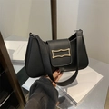 Bolso bajo el brazo negro minimalista con hebilla dorada y acabado de cuero sintético - Negro