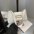 Bolso de hombro minimalista blanco roto en cuero mate con hebilla de metal dorado - Blanco