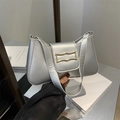 Bolso de hombro plateado metalizado con hebilla dorada ondulada y correa fina elegante - Plateado