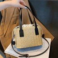 Sac bandoulière en paille beige avec poignées en cuir noir et doublure à cordon - Noir