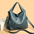 Morandi-blaue Shopper-Tasche aus weichem Leder mit Reißverschlüssen und Gurt - Blau