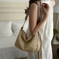 Beige geweven strooien shopper met bruine leren schouderbanden over een witte jurk - Khaki