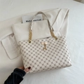 Retro-Handtasche in Cremeweiß mit Sternmuster, Kettengurt und Goldhirsch-Anhänger - Weiß