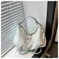 Detalle del bolso tote plisado verde menta con lazos decorativos y correa ajustable - Verde