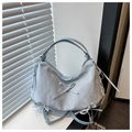 Detalle del bolso de mano plisado azul claro con lazos y correa ajustable - Azul