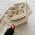 Beige Stroh-Umhängetasche mit Schmetterlingsverschluss und goldener Kette - Gebrochenes Weiß