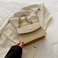 Modische Stroh-Umhängetasche mit Goldkette und weißem Muschel-Schmetterling-Anhänger - Khaki