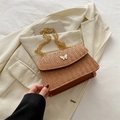 Beige Stroh-Umhängetasche mit weißer Schmetterlingsschnalle und goldener Kette - Braun
