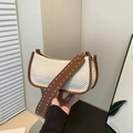 Geflochtene Schultertasche in Beige mit braunem Lederriemen und Silbernieten - Braun
