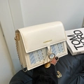 Bolso bandolera de tweed blanco y azul con cadena dorada y colgante redondo - Bolso Simple Blanco